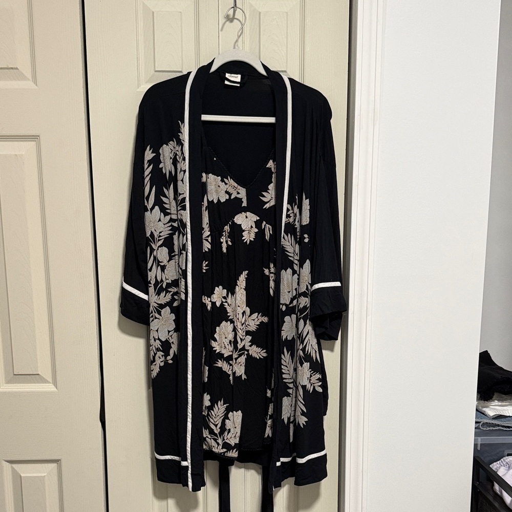 Soma Black and White Chemise and Robe Sets